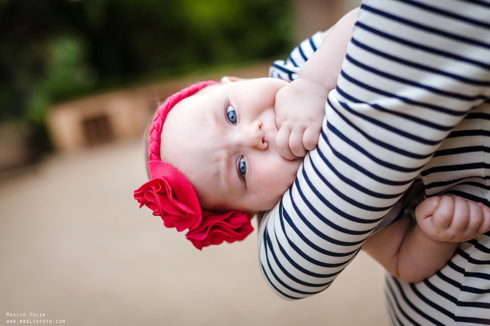 Rodzinna sesja zdjęciowa w Barcelonie w parku labiryntu. Fotograf w Barcelonie Hiszpanii Maslik Yulia