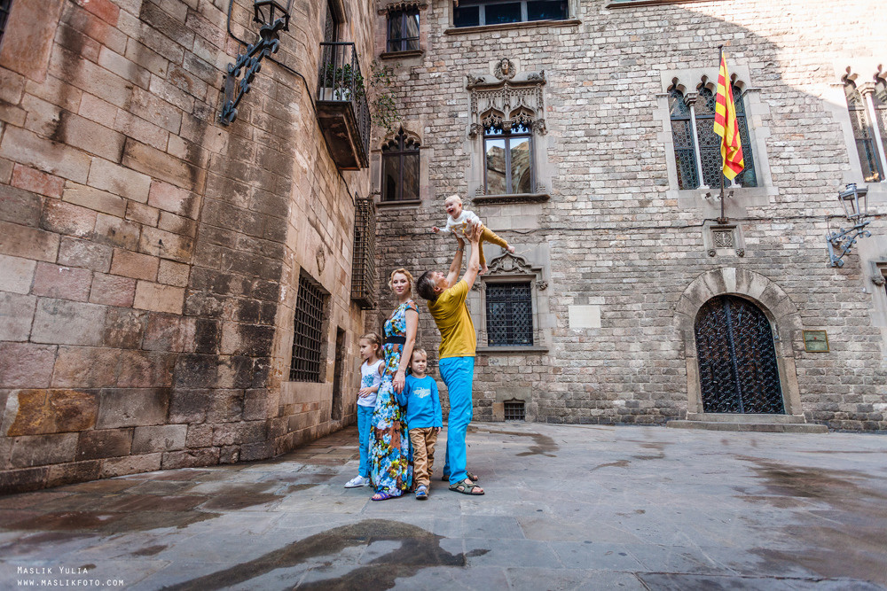 Sesión de fotos familiares en un viaje a Barcelona. Fotógrafo en Barcelona Maslik Yulia