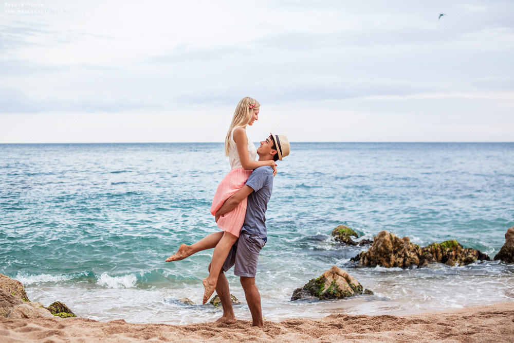 Sesión de fotos de playa en la Costa Brava. Fotógrafo en Barcelona Maslik Yulia