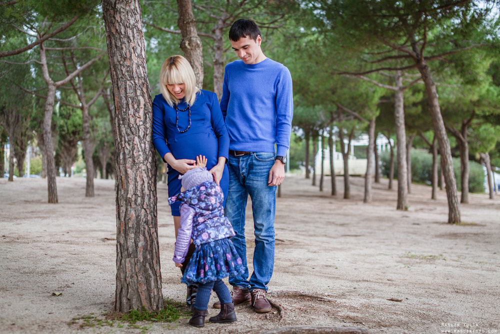 Beach pregnancy photo shoot in Barcelona. Photographer in Barcelona Spain Maslik Yulia