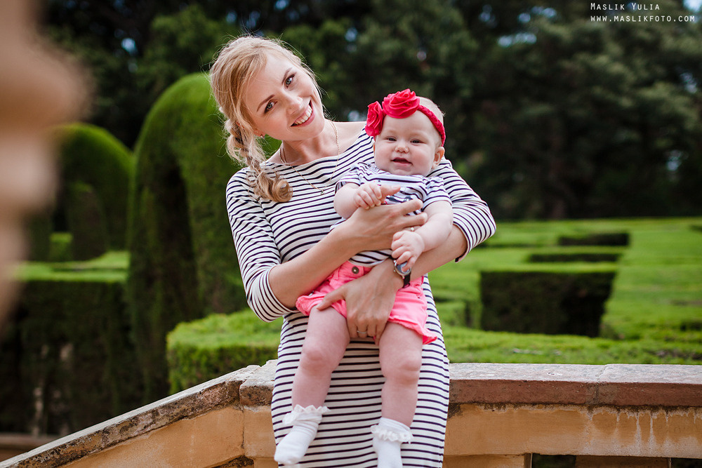 Rodzinna sesja zdjęciowa w Barcelonie w parku labiryntu. Fotograf w Barcelonie Hiszpanii Maslik Yulia