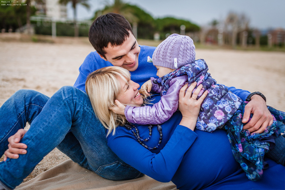 Beach pregnancy photo shoot in Barcelona. Photographer in Barcelona Spain Maslik Yulia