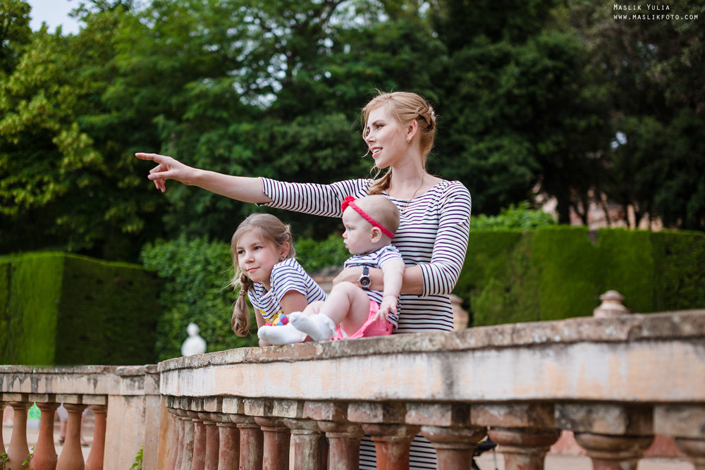 Rodzinna sesja zdjęciowa w Barcelonie w parku labiryntu. Fotograf w Barcelonie Hiszpanii Maslik Yulia