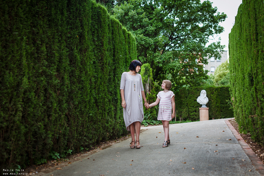 Rodzinna sesja zdjęciowa w Barcelonie w parku labiryntu. Fotograf w Barcelonie Hiszpanii Maslik Yulia