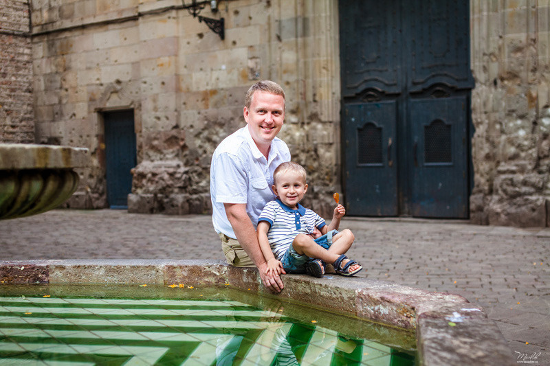Rodzinna sesja zdjęciowa w Barcelonie. Fotograf w Barcelonie Hiszpanii Maslik Yulia