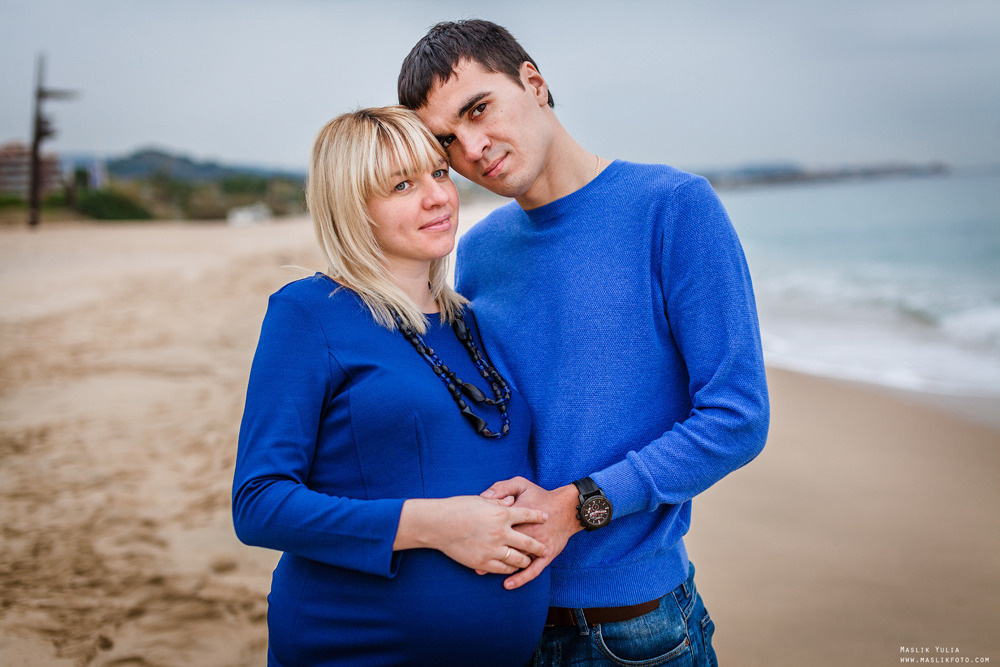 Beach pregnancy photo shoot in Barcelona. Photographer in Barcelona Spain Maslik Yulia