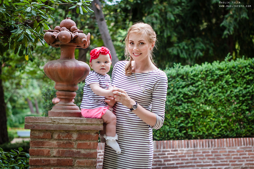 Rodzinna sesja zdjęciowa w Barcelonie w parku labiryntu. Fotograf w Barcelonie Hiszpanii Maslik Yulia