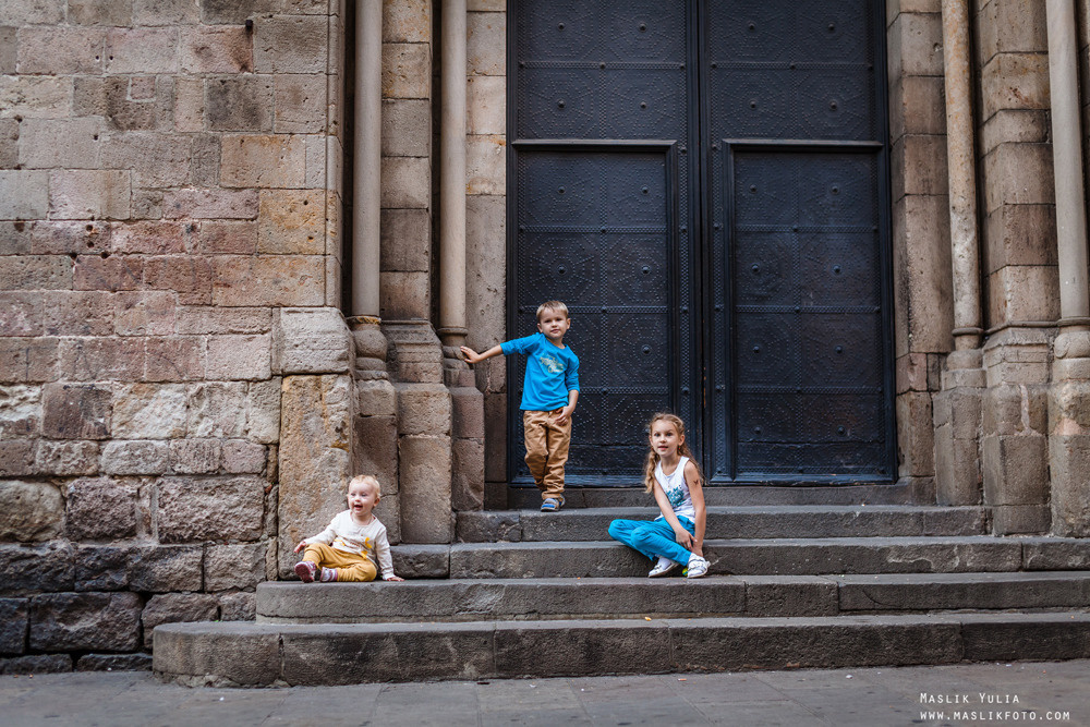 Sesión de fotos familiares en un viaje a Barcelona. Fotógrafo en Barcelona Maslik Yulia