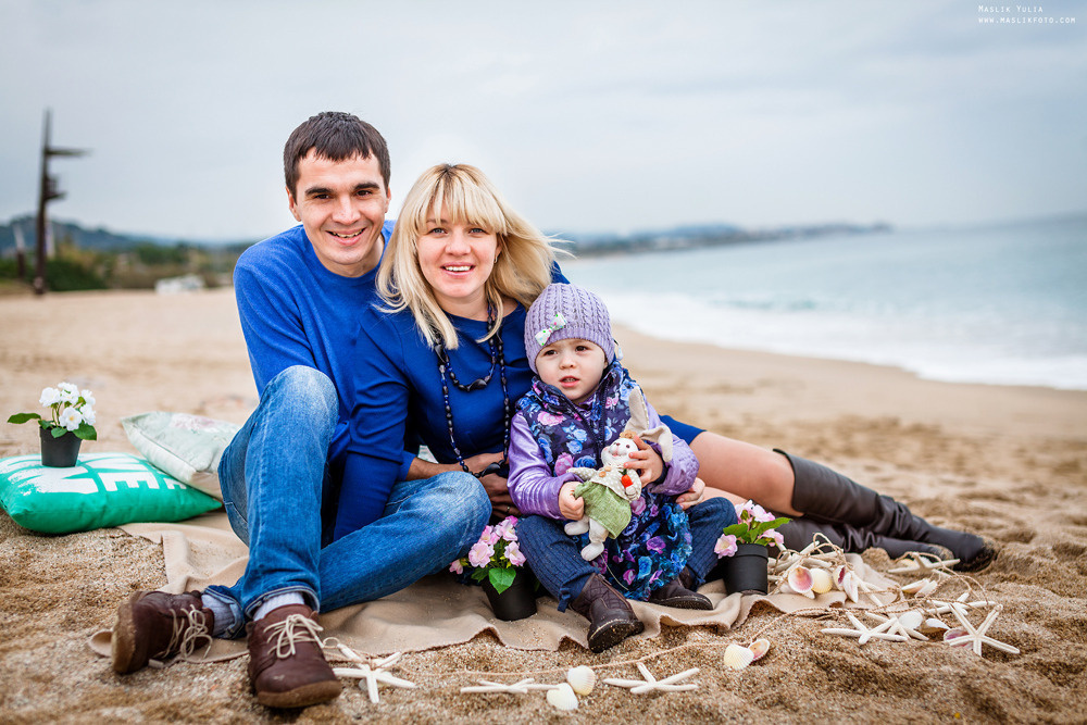 Beach pregnancy photo shoot in Barcelona. Photographer in Barcelona Spain Maslik Yulia