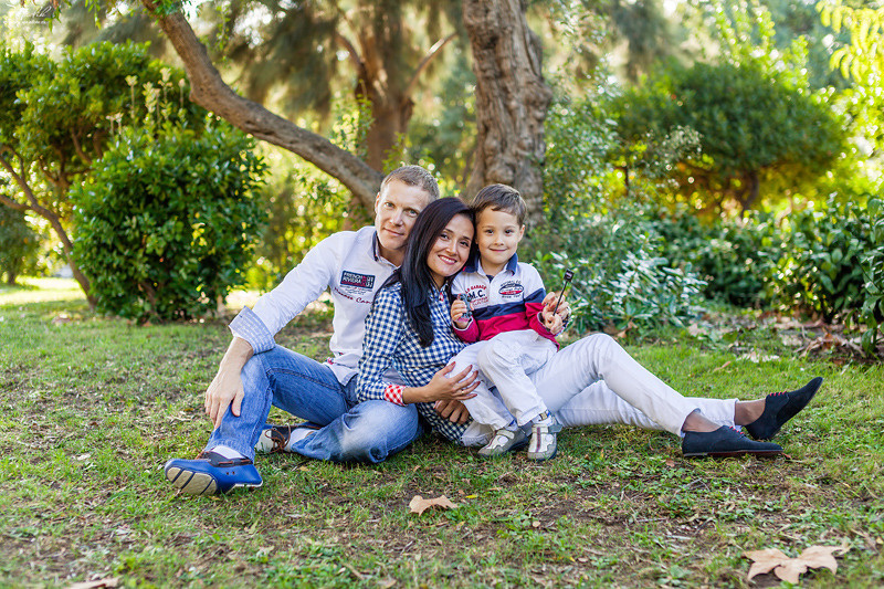 Happy family photo shoot in Barcelona. Photographer in Barcelona Spain Maslik Yulia