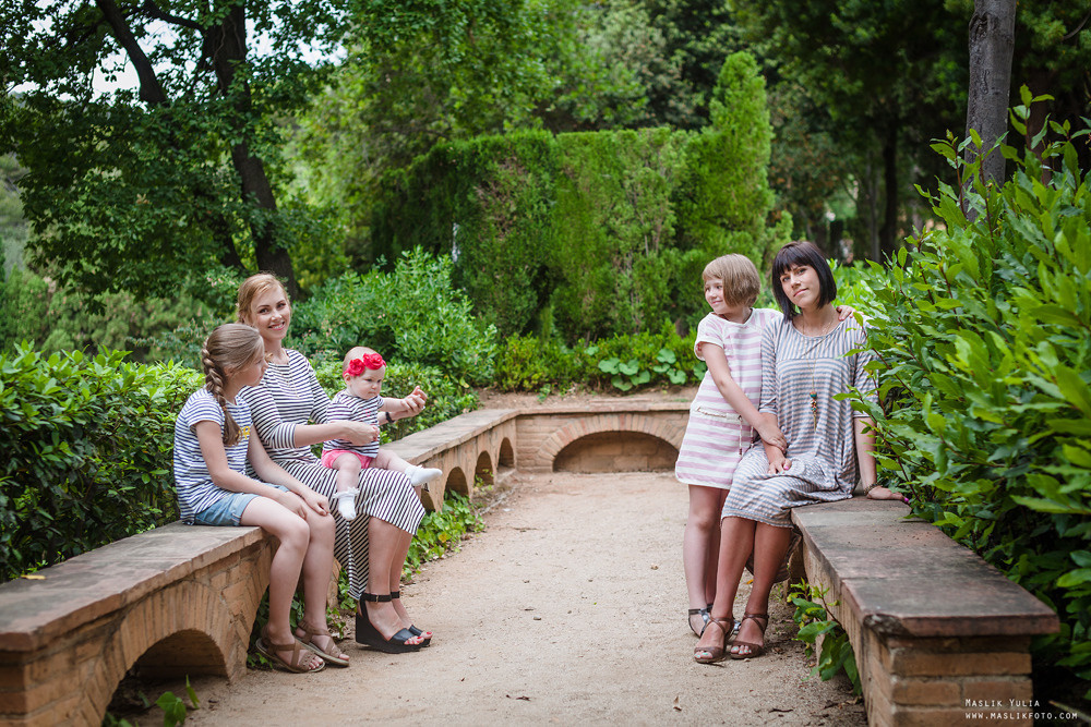 Rodzinna sesja zdjęciowa w Barcelonie w parku labiryntu. Fotograf w Barcelonie Hiszpanii Maslik Yulia