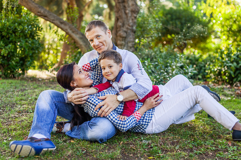 Happy family photo shoot in Barcelona. Photographer in Barcelona Spain Maslik Yulia