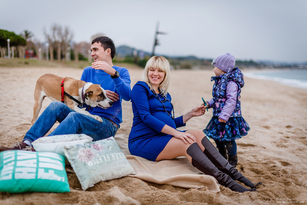 Beach pregnancy photo shoot in Barcelona. Photographer in Barcelona Spain Maslik Yulia
