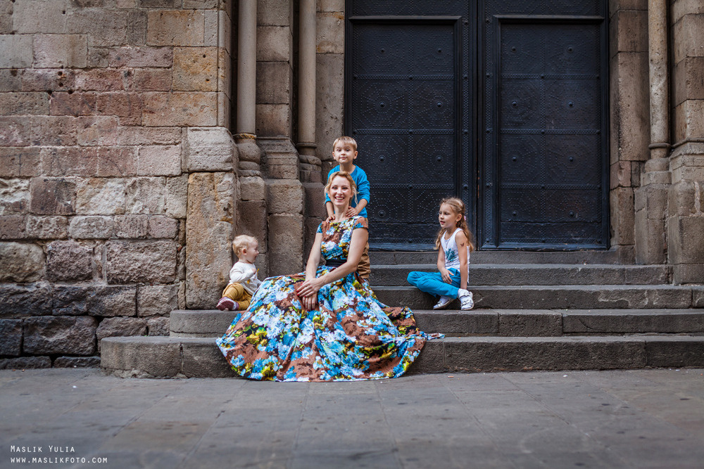 Sesión de fotos familiares en un viaje a Barcelona. Fotógrafo en Barcelona Maslik Yulia
