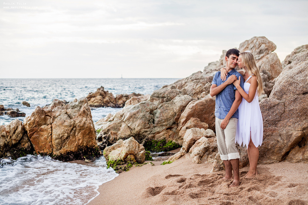 Sesión de fotos de playa en la Costa Brava. Fotógrafo en Barcelona Maslik Yulia
