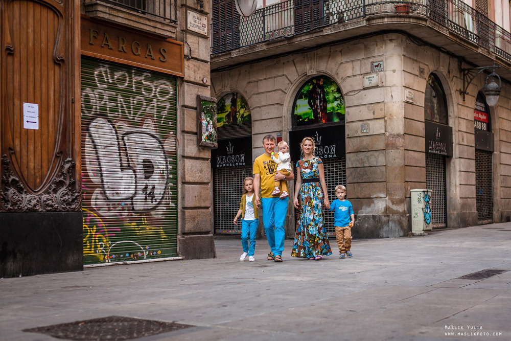 Sesión de fotos familiares en un viaje a Barcelona. Fotógrafo en Barcelona Maslik Yulia