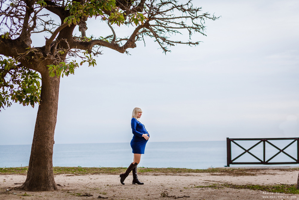 Beach pregnancy photo shoot in Barcelona. Photographer in Barcelona Spain Maslik Yulia