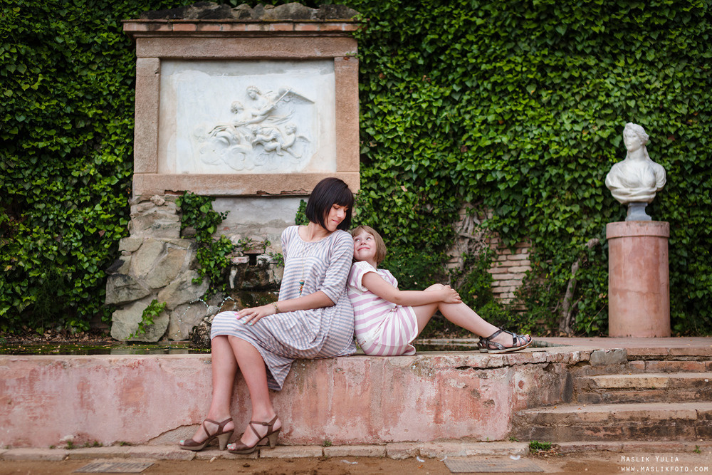 Rodzinna sesja zdjęciowa w Barcelonie w parku labiryntu. Fotograf w Barcelonie Hiszpanii Maslik Yulia
