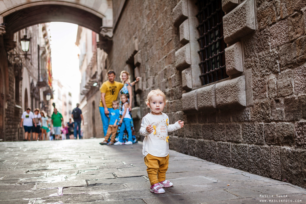 Sesión de fotos familiares en un viaje a Barcelona. Fotógrafo en Barcelona Maslik Yulia