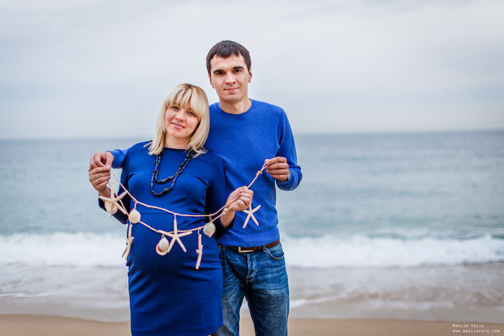 Beach pregnancy photo shoot in Barcelona. Photographer in Barcelona Spain Maslik Yulia