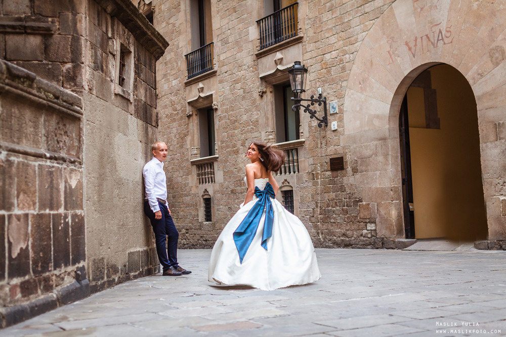 Elegante paseo fotográfico de boda. Fotógrafo en Barcelona Maslik Yulia
