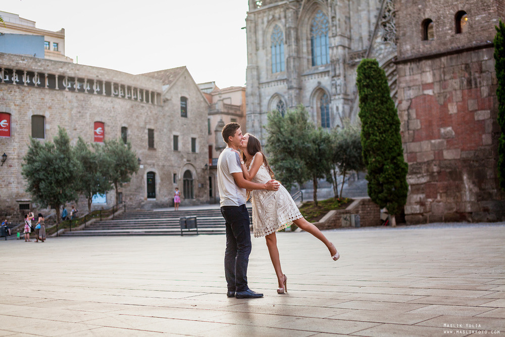 Impresionante paseo fotográfico de enamorados en Barcelona. Fotógrafo en Barcelona Maslik Yulia