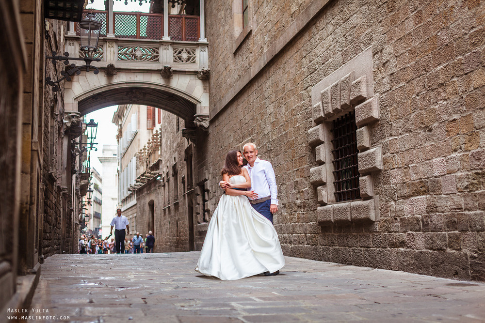Elegante paseo fotográfico de boda. Fotógrafo en Barcelona Maslik Yulia
