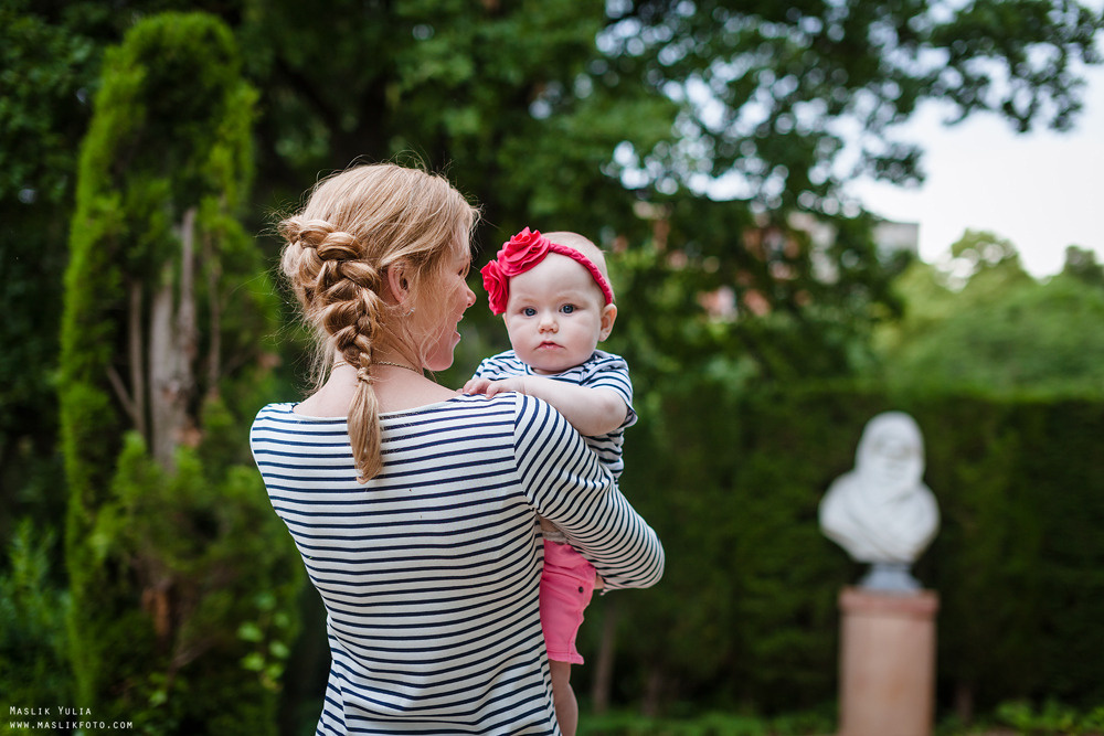 Rodzinna sesja zdjęciowa w Barcelonie w parku labiryntu. Fotograf w Barcelonie Hiszpanii Maslik Yulia