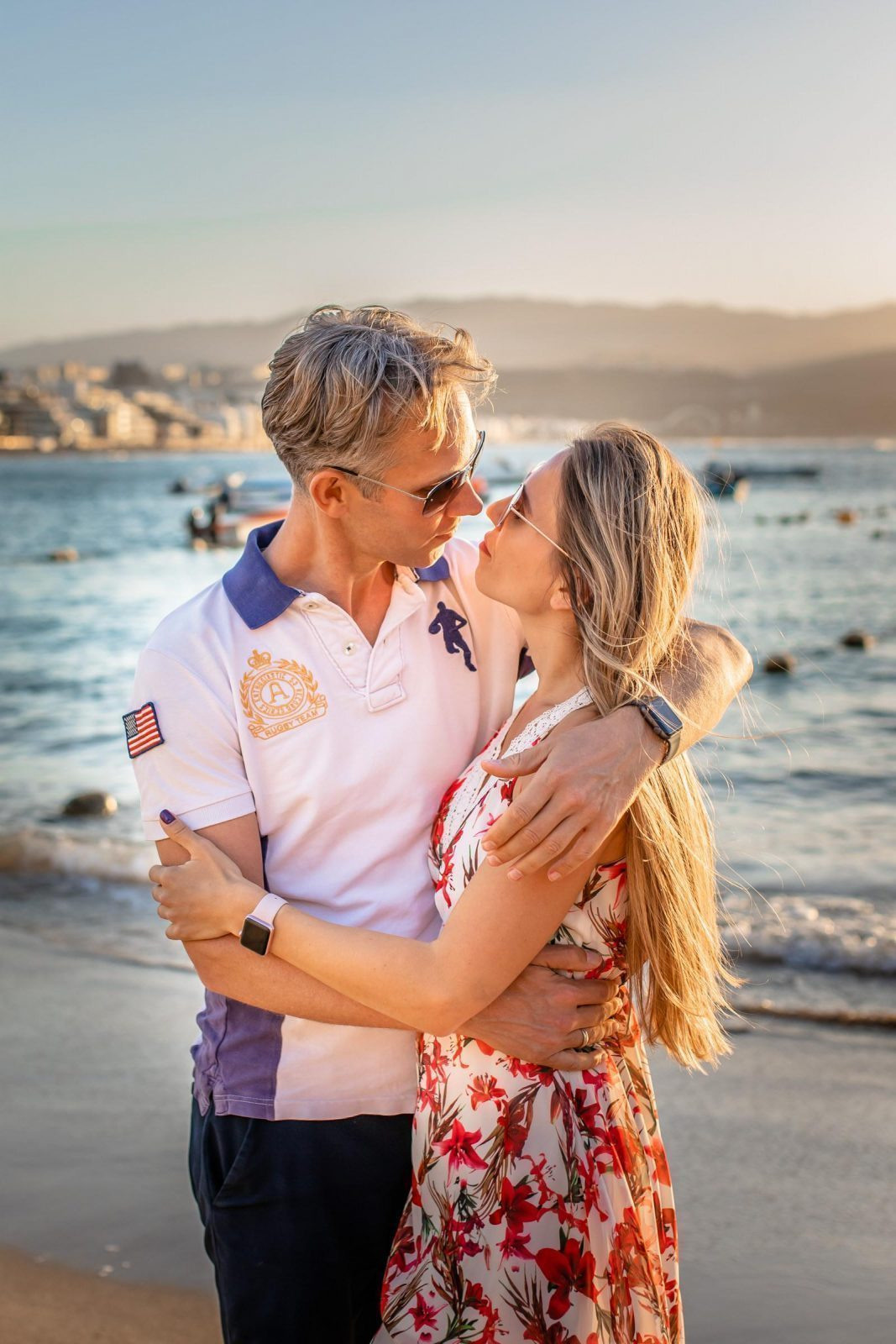 Pari syleilee rannalla auringonlaskun aikaan Las Canterasin rannalla