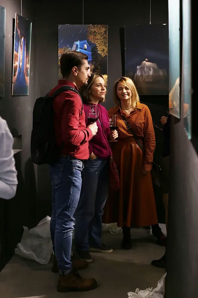 Открытие выставки Романа Рыбалёва «Календарь 2022». Școala de fotografie lui Roman Ribaliov. Orașul Chișinău, Moldova