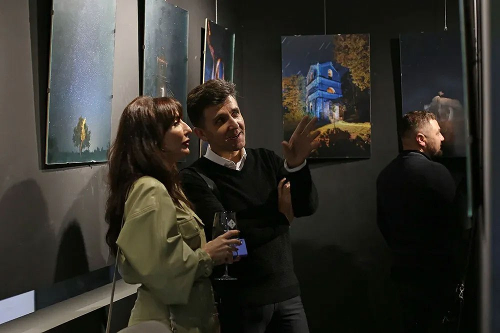 Открытие выставки Романа Рыбалёва «Календарь 2022». Școala de fotografie lui Roman Ribaliov. Orașul Chișinău, Moldova