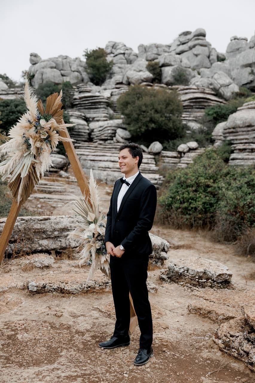 Groom waiting for the bride during the wedding ceremony between the rocks