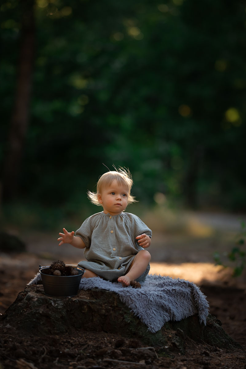 Baby zomer fotoshoot in het bos