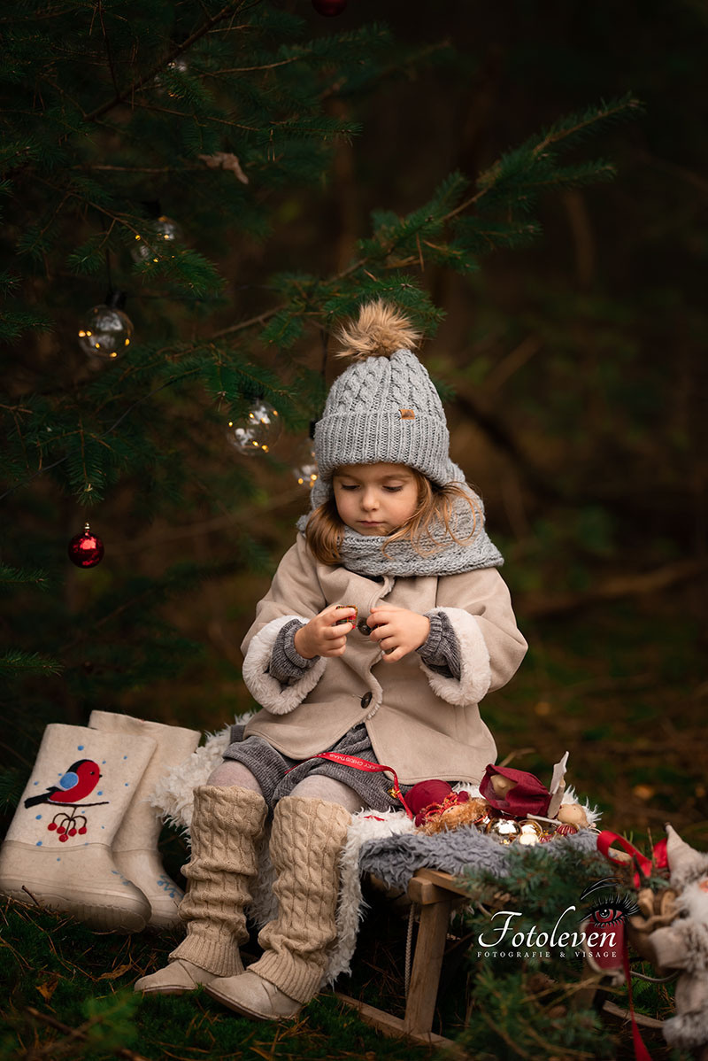 Kerst fotoshoot meisje bij de kerstboom in de natuur