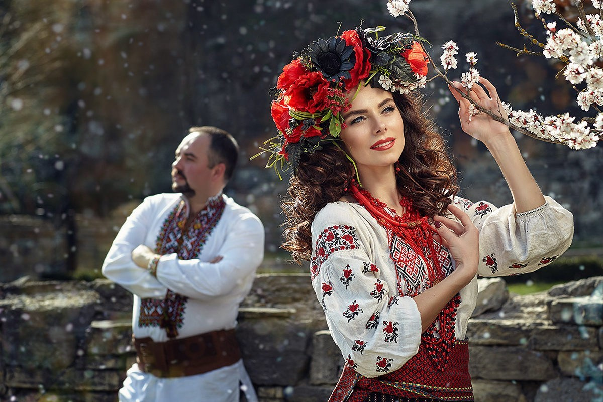 Couple en tenues traditionnelles ukrainiennes dans un cadre rustique – séance photo de style ethnique en extérieur