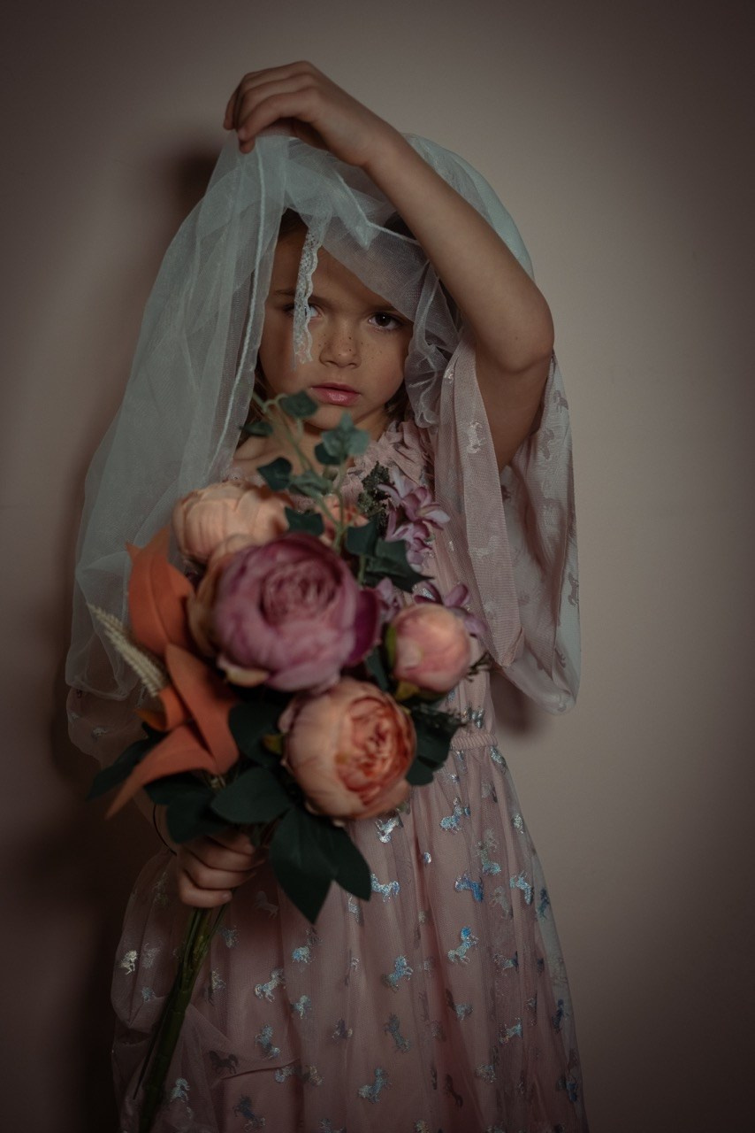 ritratto fotografico artistico bambina con velo e fiori in mano