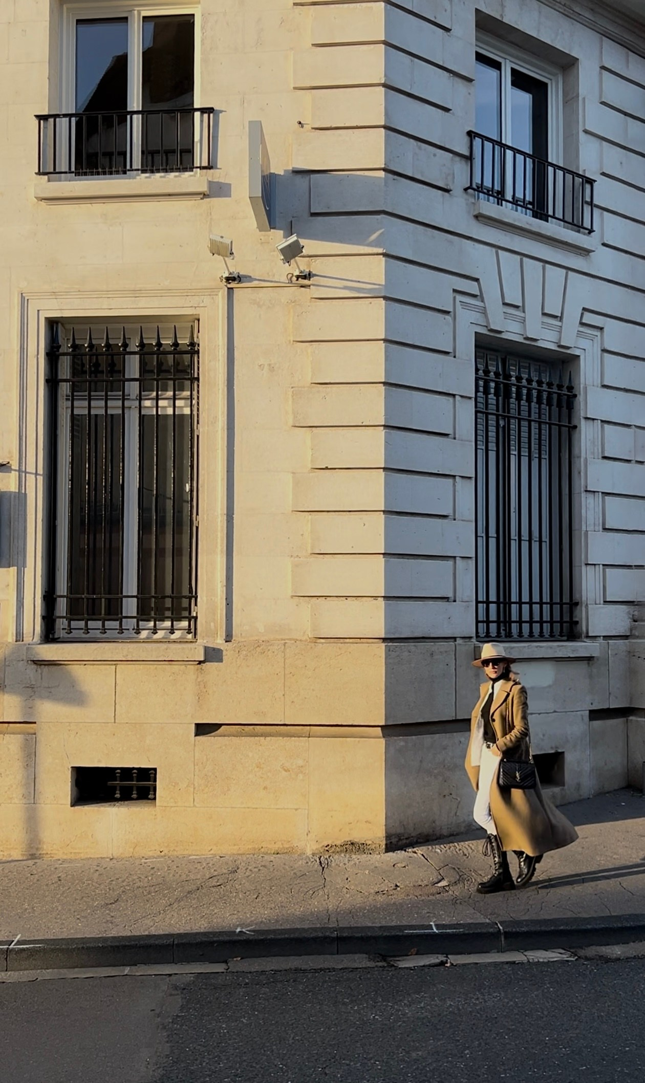 photographie mode devant bâtiment haussmannien, look urbain pour réseaux sociaux