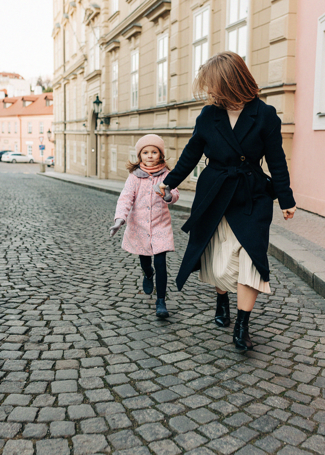 Фотосессия мамы и дочки на улочках города. Прага