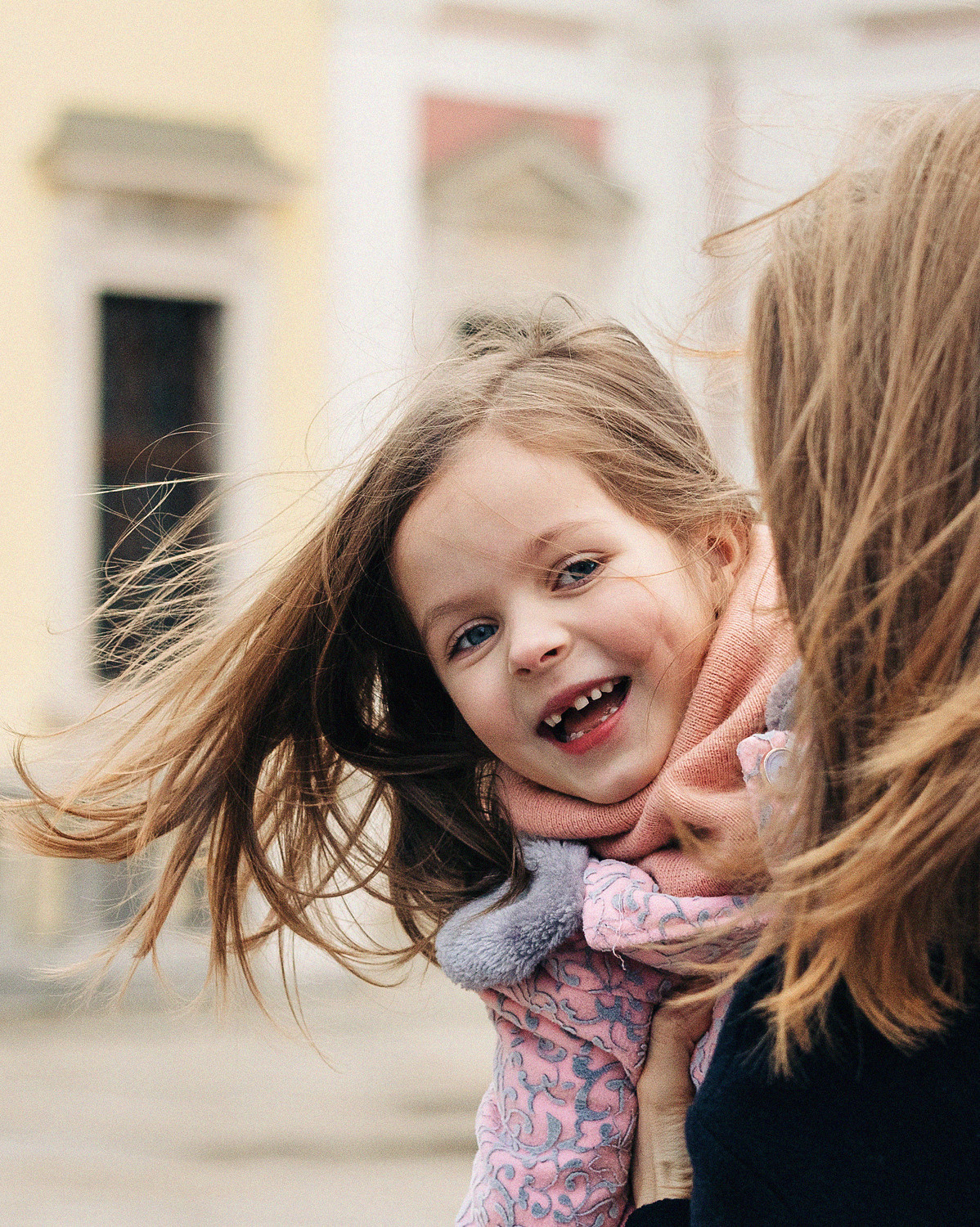 Фотосессия мамы и дочки на улочках города. Прага