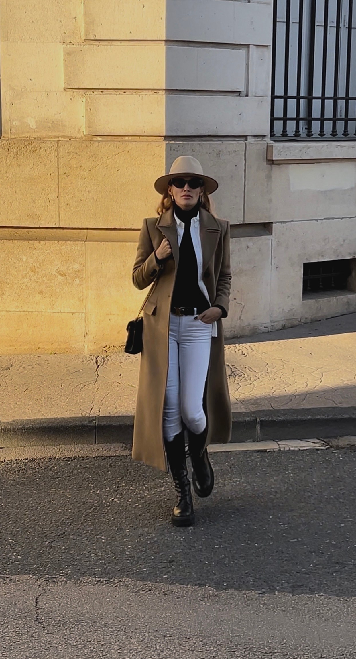 photo de mode femme marchant en ville, tenue stylée et look parisien
