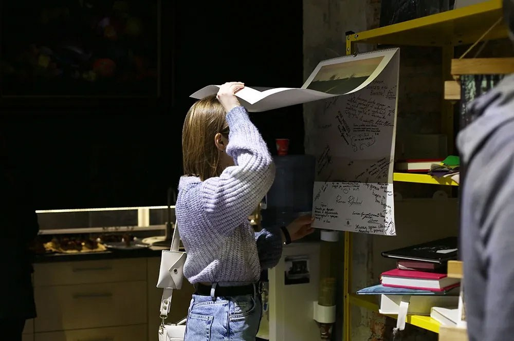 Открытие выставки Романа Рыбалёва «Календарь 2022». Școala de fotografie lui Roman Ribaliov. Orașul Chișinău, Moldova