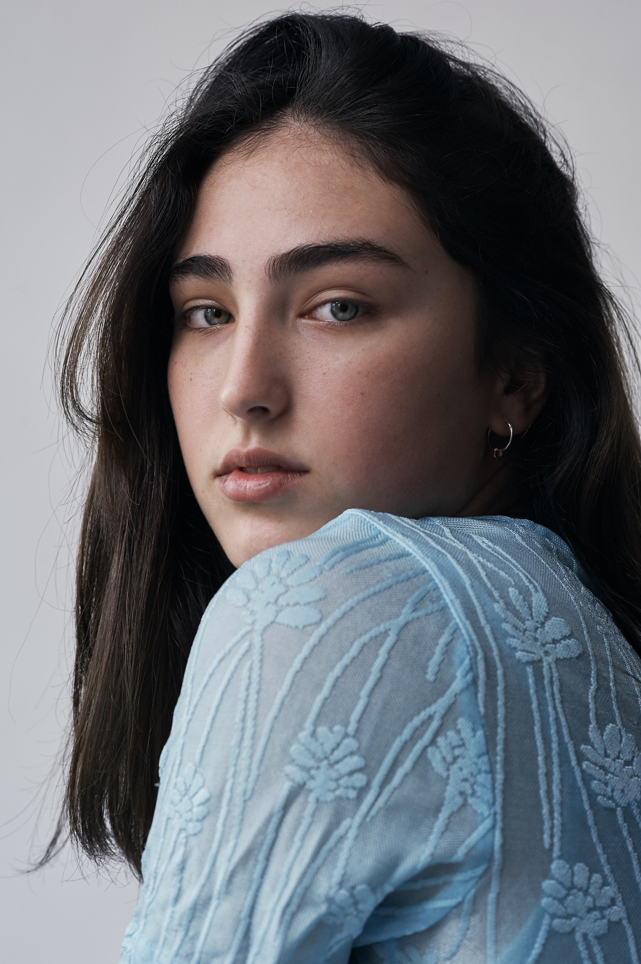 Artistic portrait of a young woman in Amsterdam studio by photographer Victoria Ushkanova.
