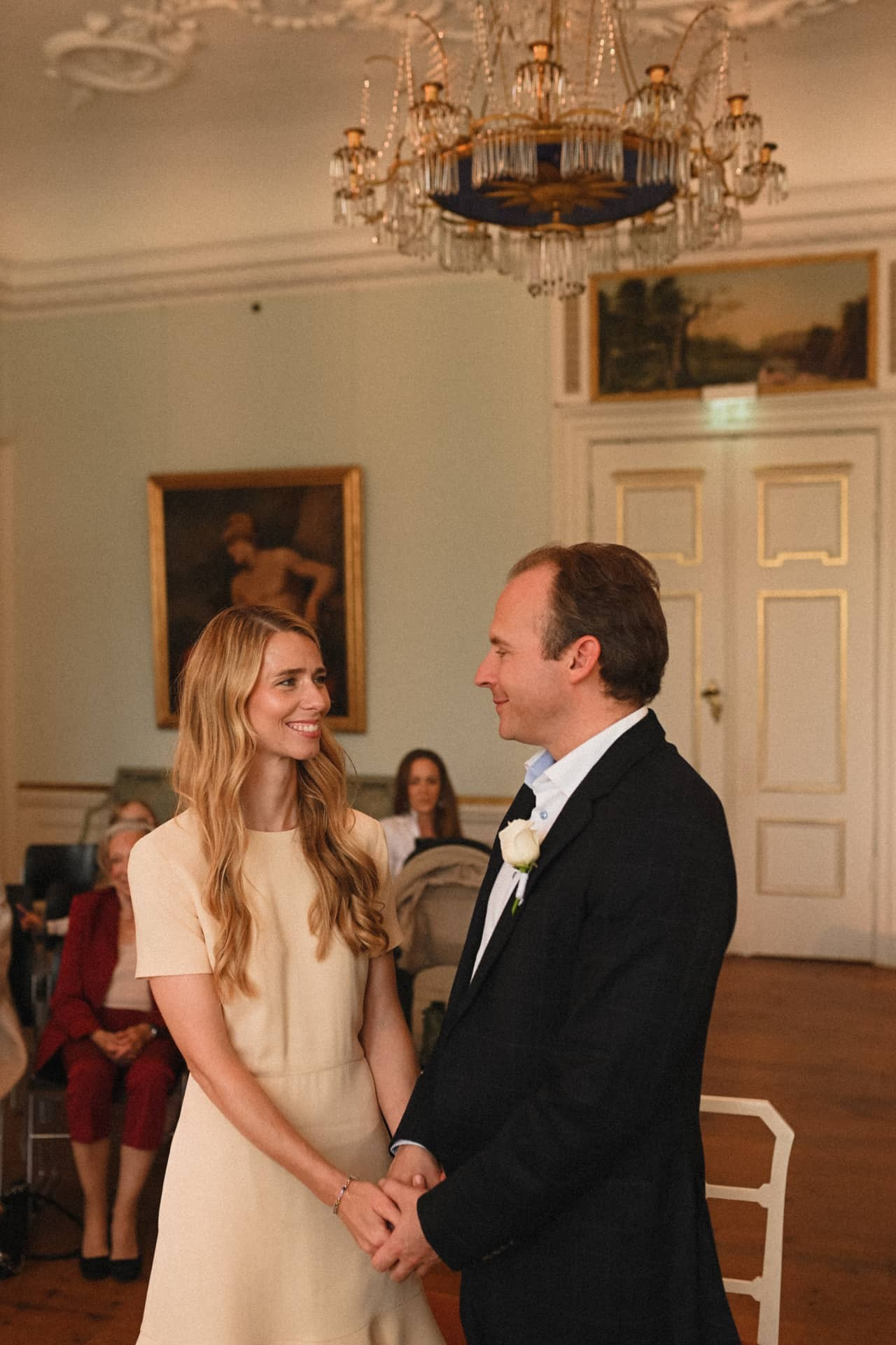 Candlelight-Porträts der Brautleute in einer historischen Lübecker Diele