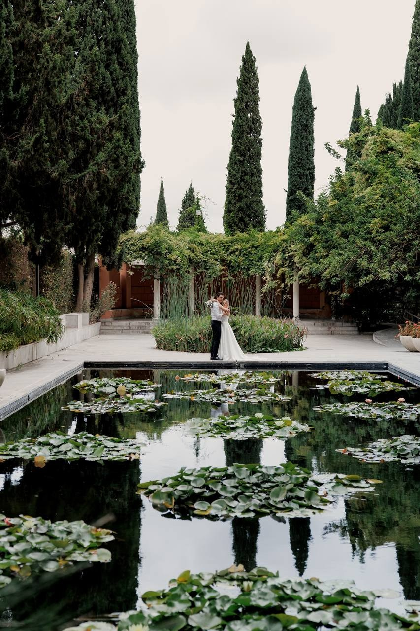 Bride and groom photos at the park by the lake