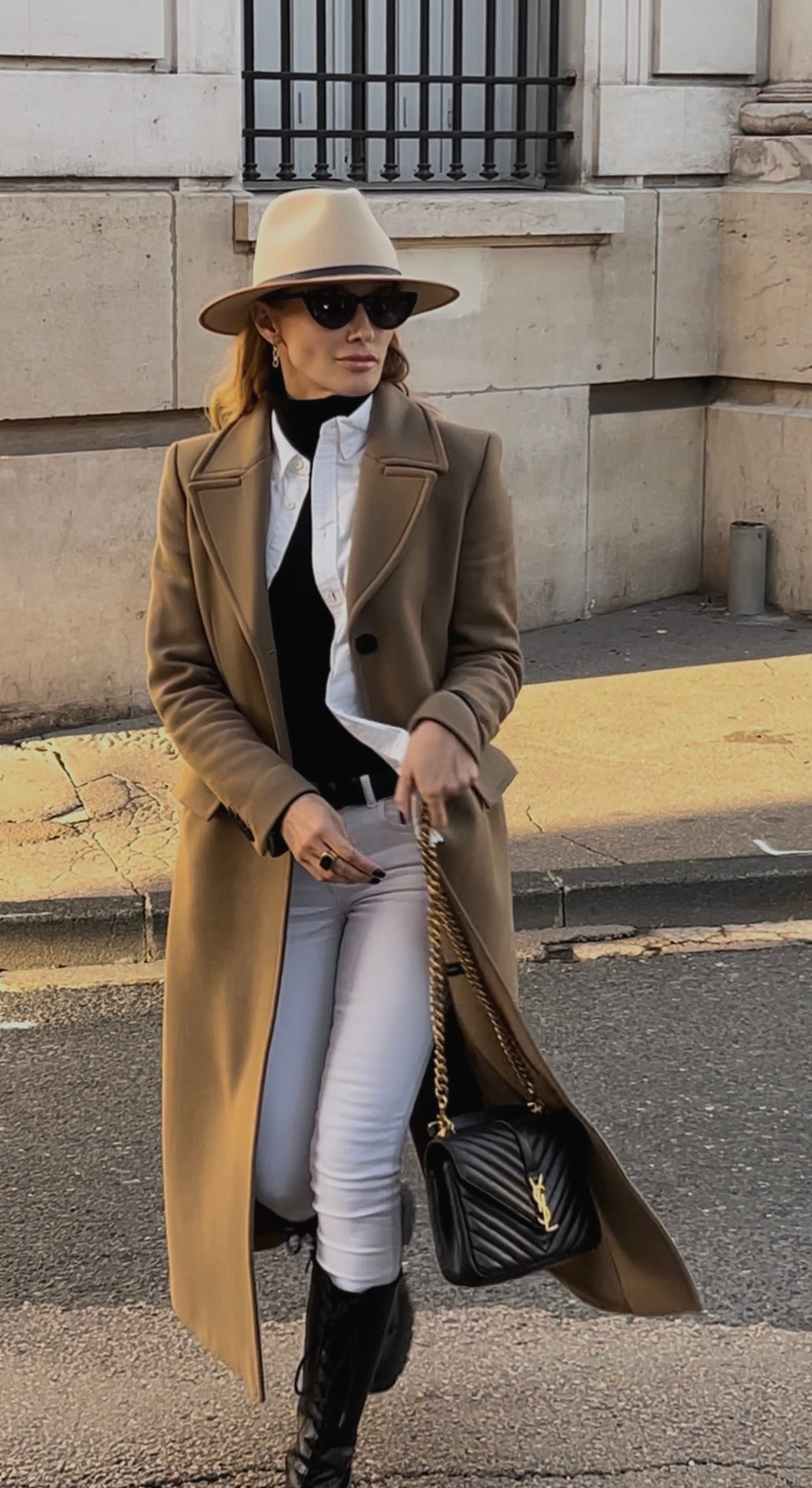 portrait lifestyle femme élégante en manteau long, look d’automne à Auxerre