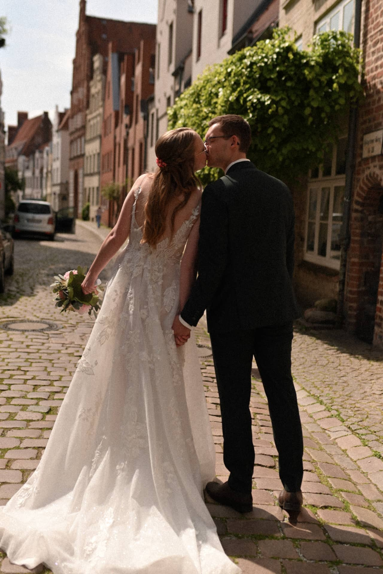 Romantische Brautporträts im Innenhof des Holstentors – Zeitreise in die Hanse-Ära