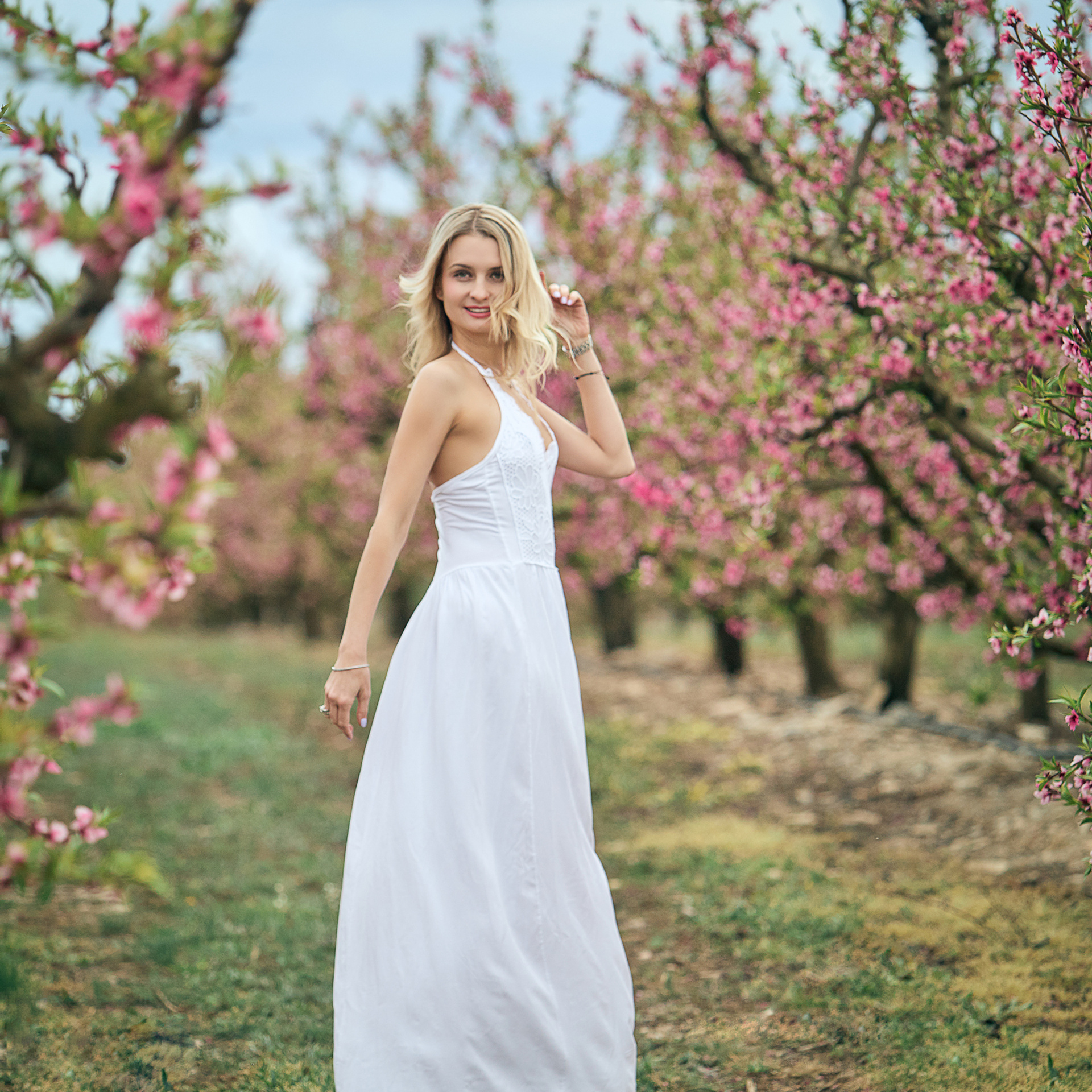 Валерия, цветение персика