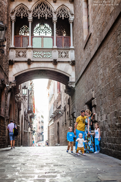 Sesión de fotos familiares en un viaje a Barcelona. Fotógrafo en Barcelona Maslik Yulia