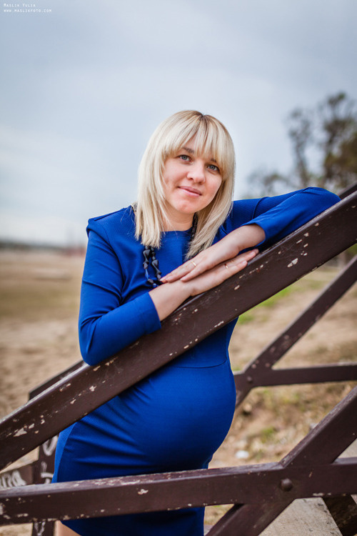 Beach pregnancy photo shoot in Barcelona. Photographer in Barcelona Spain Maslik Yulia