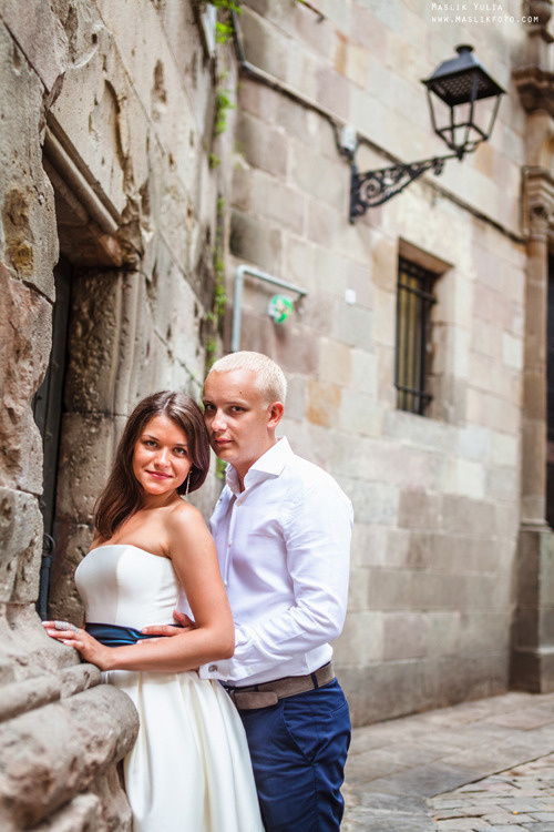 Elegante paseo fotográfico de boda. Fotógrafo en Barcelona Maslik Yulia